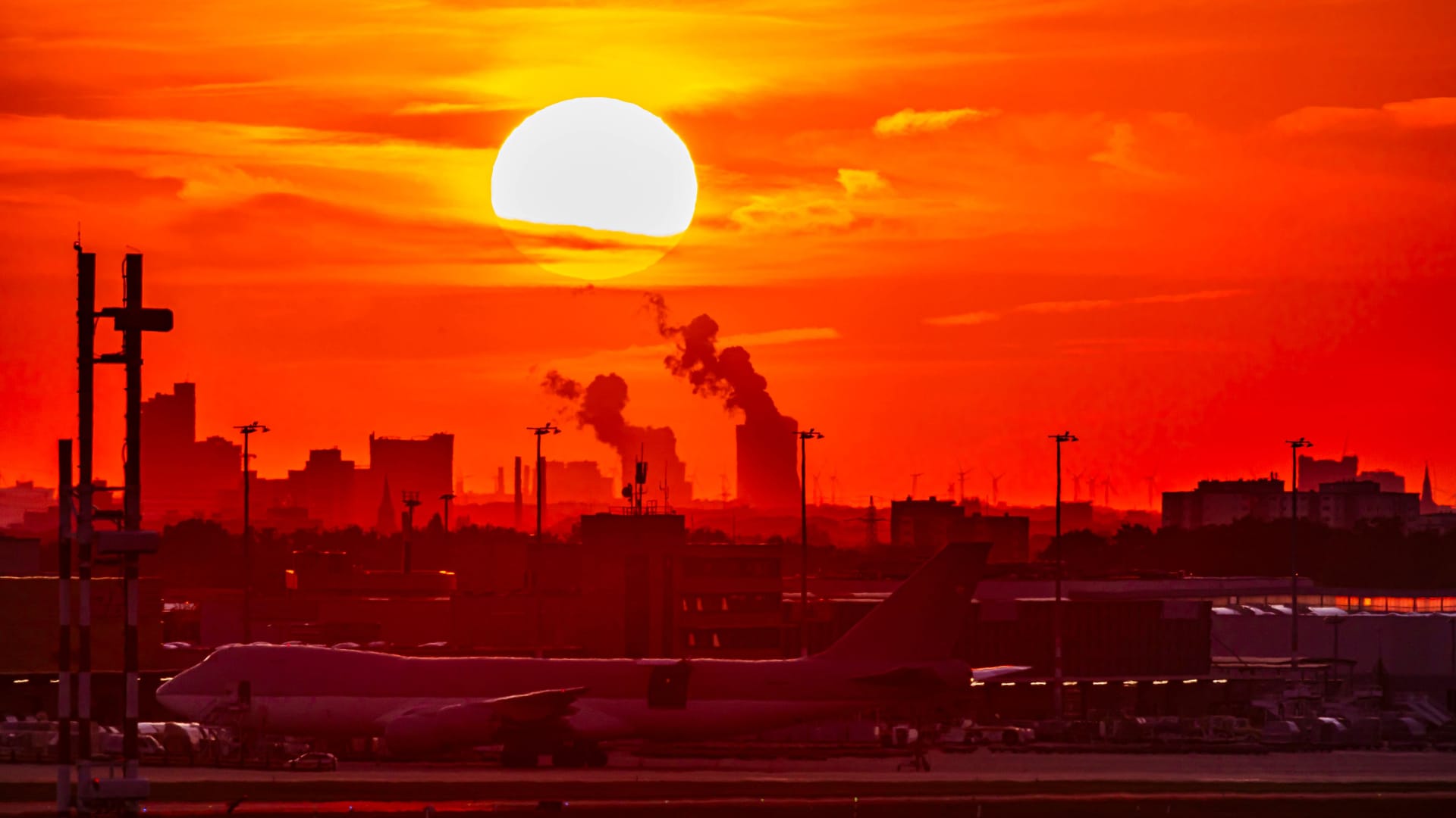 Der Flughafen Köln/Bonn am Abend: Im Vergleich zu anderen Flughäfen hat die Zahl der Passagiere 2025 bisher nur schwach zugenommen.