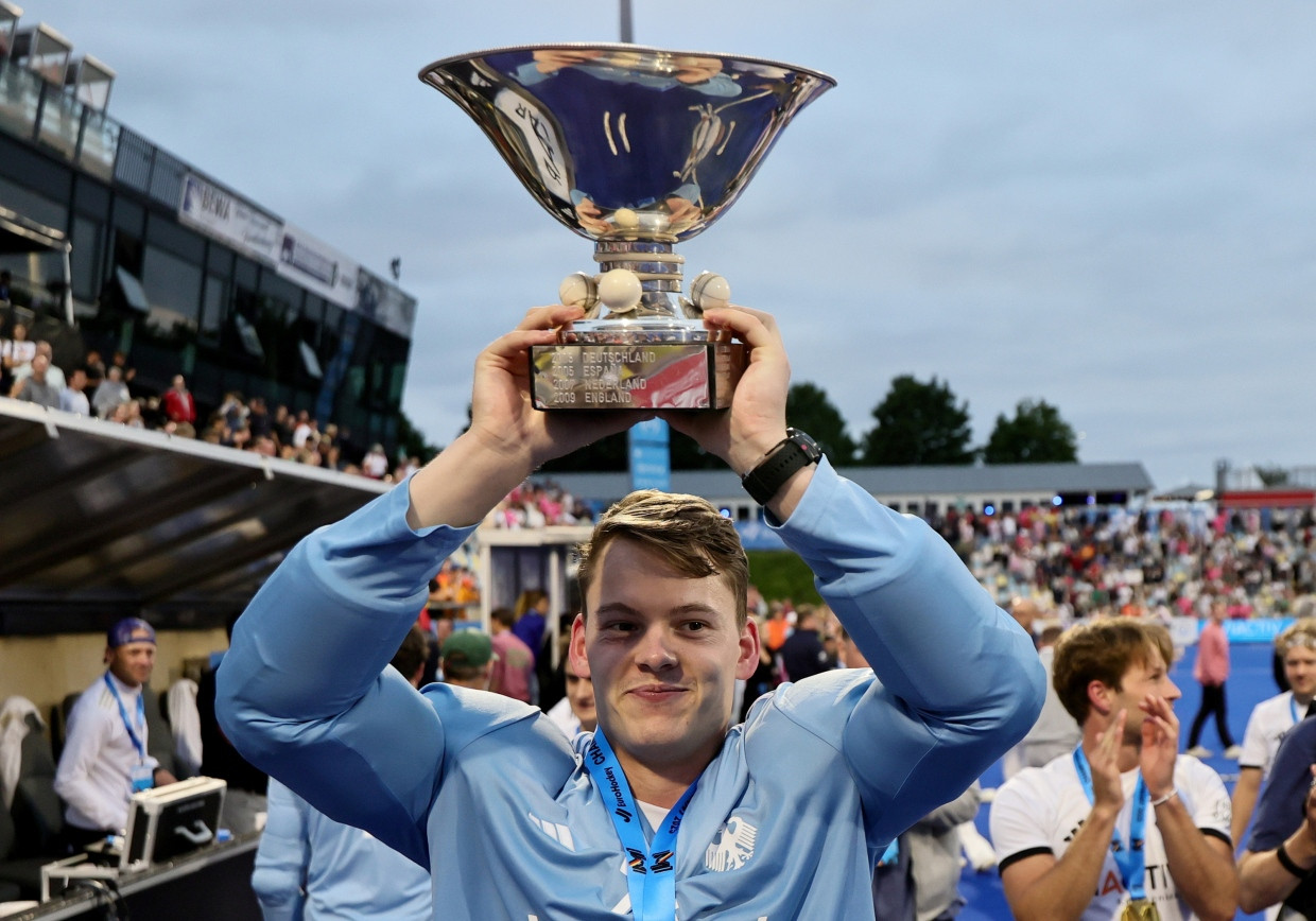 Der Lohn der ganzen Arbeit: Torhüger Jean-Paul Danneberg mit dem EM-Pokal