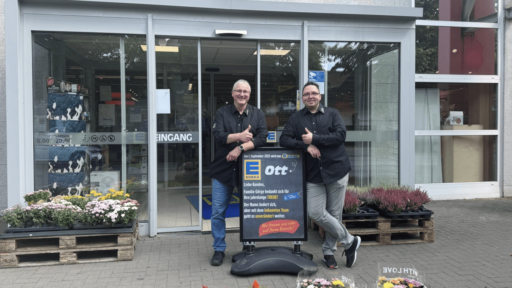 Der neue Inhaber Christian Ott (r.) und Marktleiter Markus Brühl: Ott übernimmt den Edeka-Markt in Wenden zum 1. September.