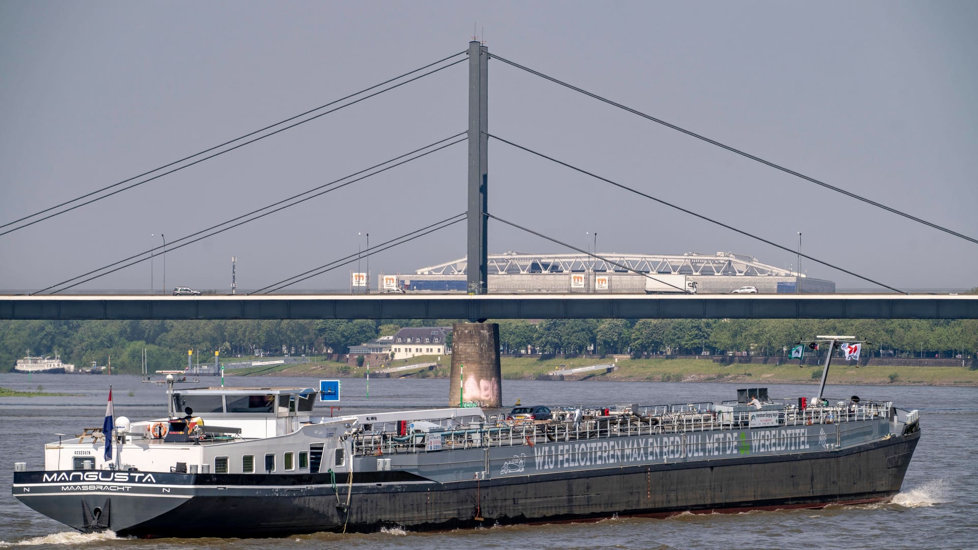 Der Rhein bei Düsseldorf, Frachtschiff, Theodor-Heuss-Brücke (Symbolbild): Das Unglück ereignete sich in der Nähe der Rheinquerung.