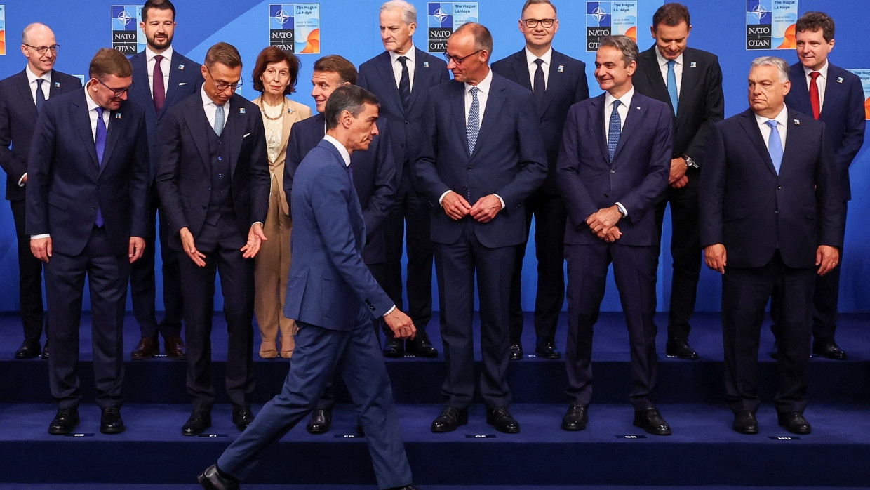 Der spanische Ministerpräsident Pedro Sánchez vor dem Familienfoto mit den anderen Staats- und Regierungschefs beim NATO-Gipfel im Juni in Den Haag
