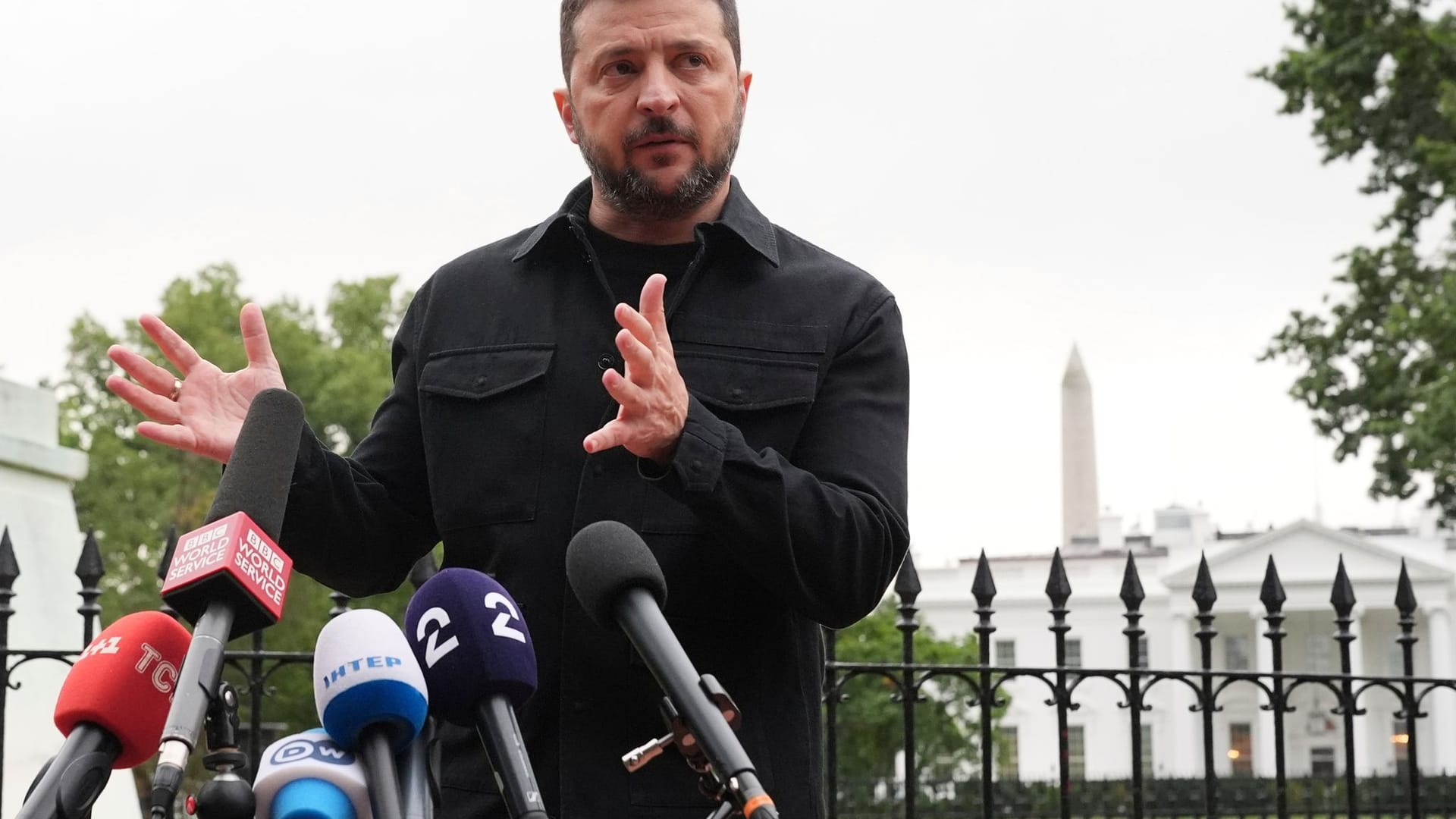 Der ukrainische Präsident Wolodymyr Selenskyj spricht im Lafayette Park, gegenüber dem Weißen Haus.