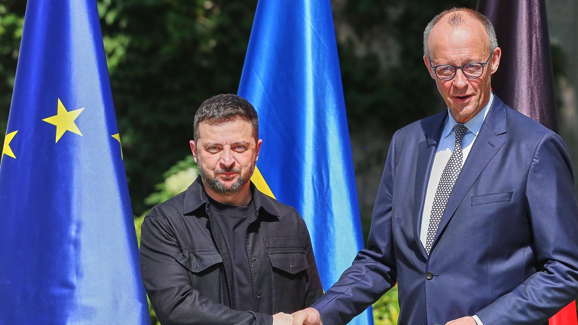 Der ukrainische Präsidenten Wolodymyr Selenskyj und Bundeskanzler Friedrich Merz: In der ARD wird nun thematisiert, wie es politisch für die Ukraine weitergehen könnte.