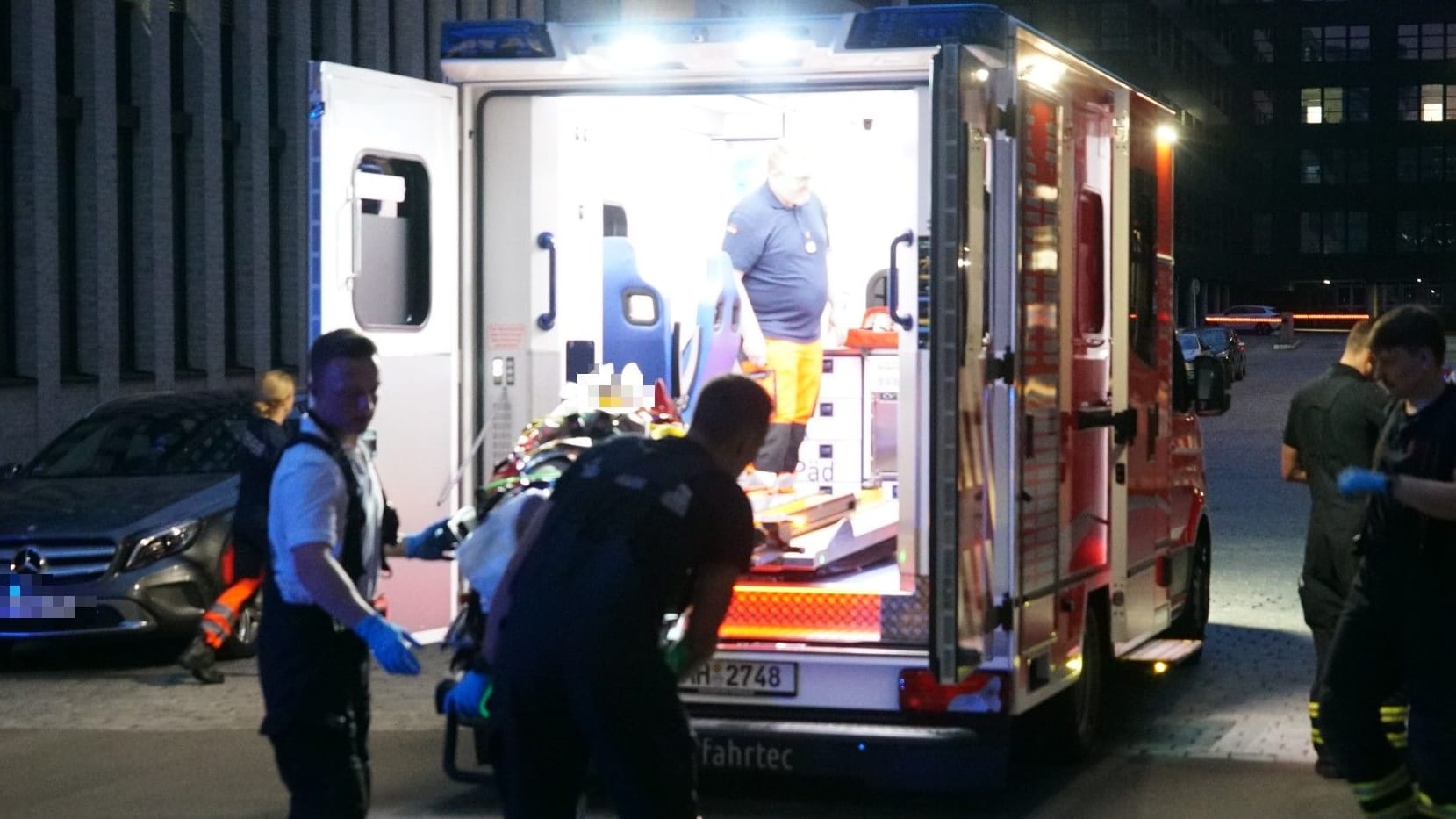 Der Vorfall ereignete sich an einem Gebäude an der Ecke Sachsenstrasse/Wendenstrasse: Die junge Frau kam mit schweren Verletzungen in eine Klinik.