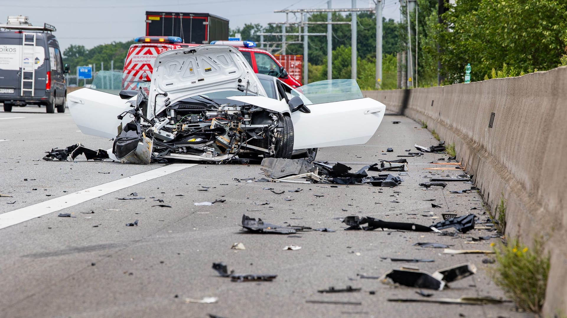 Der zerstörte Lamborghini: Durch den Unfall kam es zeitweise zu Verkehrsbehinderungen auf der A5.