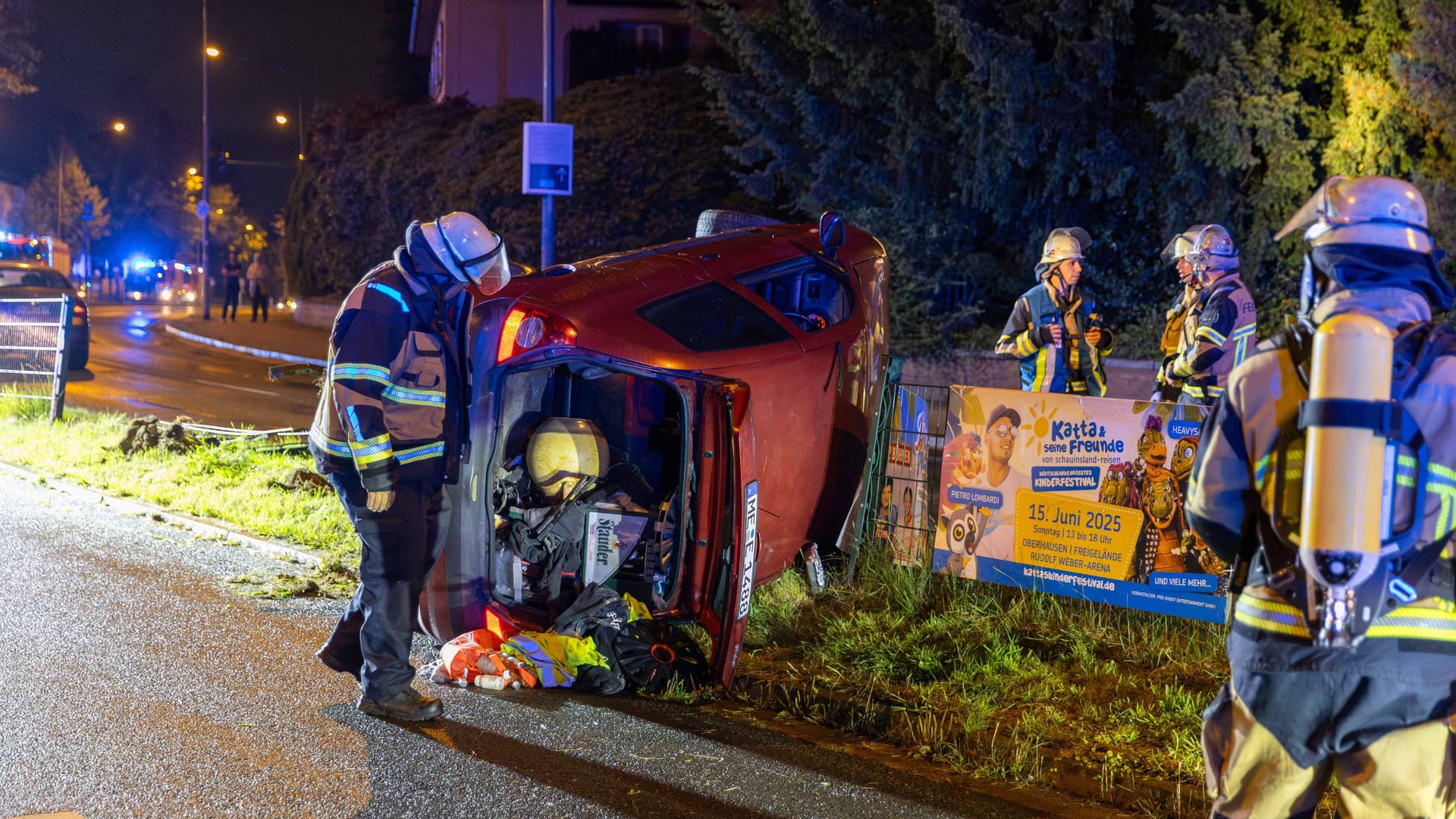 Der zerstörte Renault: Alle vier Insassen konnten selbstständig aus dem Wrack klettern.