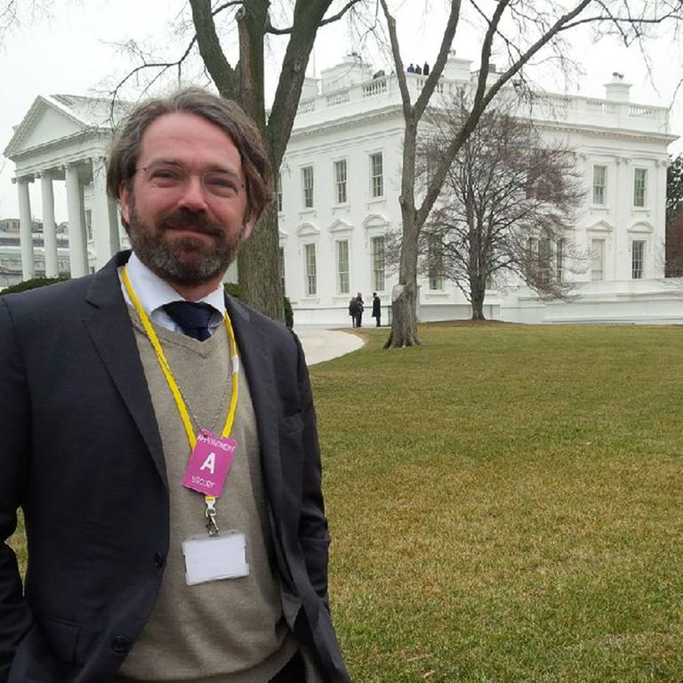 Stephan Detjen, Leiter des Deutschlandradio-Hauptstadtstudios in Berlin, vor dem Weißen Haus, dem Amtssitz des amerikanisches Präsidenten.