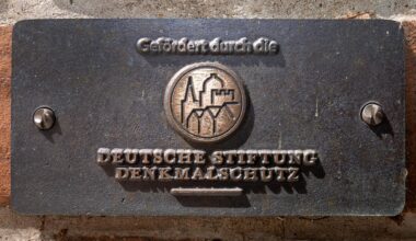 Ein Schild mit dem Schriftzug "Gefördert durch die Deutsche Stiftung Denkmalschutz" hängt im Eingangsbereich des evangelischen Dom St. Nikolai.
