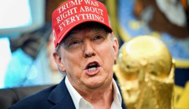 Skurrile Szene: Donald Trump prahlt mit Foto von Wladimir Putin