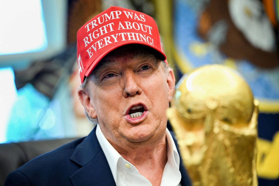 Skurrile Szene: Donald Trump prahlt mit Foto von Wladimir Putin