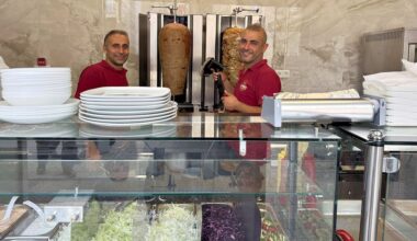 Inhaber Alicengiz (r.) vom Ali Baba Döner am Hauptbahnhof Halle hat diese Woche neu eröffnet. Bis 23 Uhr dreht sich der Spieß.