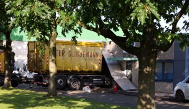 Zwei Tote! Laster rast in Firmengebäude in Kiel | Regional