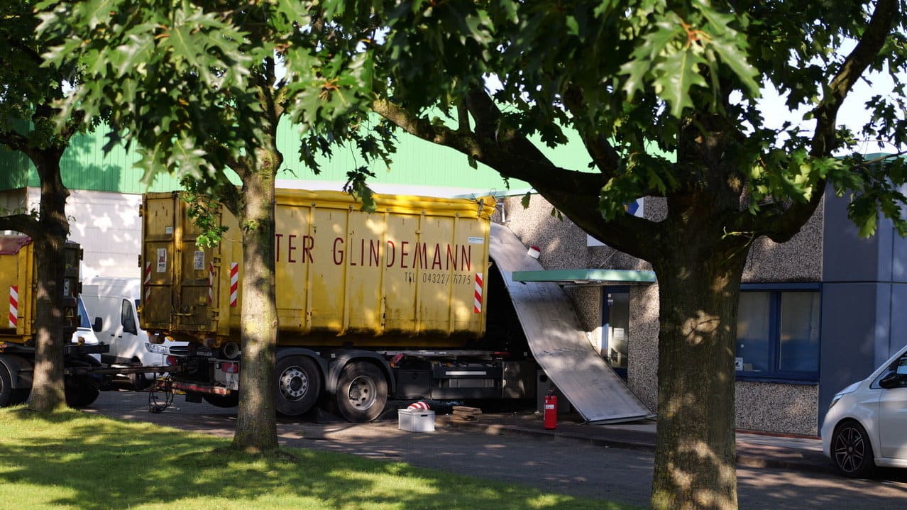 Zwei Tote! Laster rast in Firmengebäude in Kiel | Regional