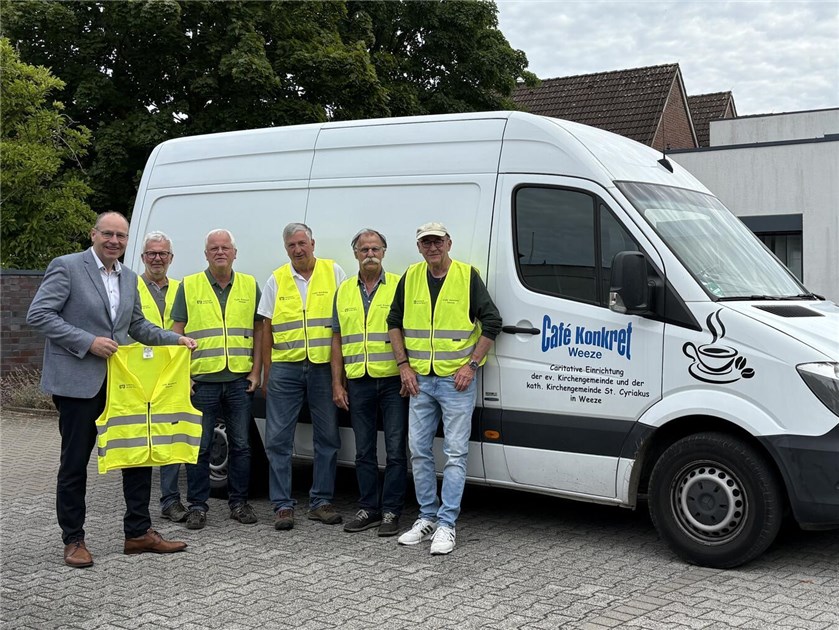 Neue Warnwesten für das Café Konkret in Weeze