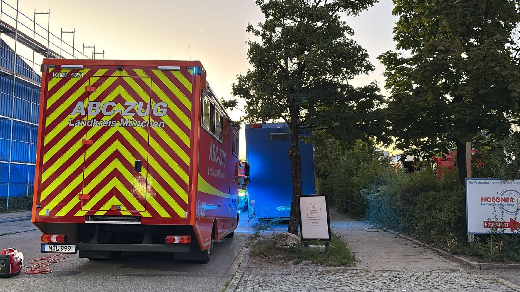 Die Feuerwehr des Landkreises Münchens rückte am Abend mit Spezialfahrzeugen zu einem Gewerbegebiet in Heimstetten aus.