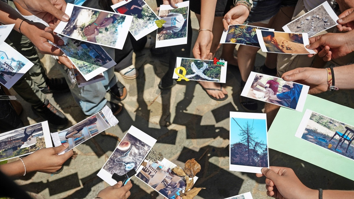 Die Jugendlichen zeigen die Ergebnisse des Fotoprojekts.