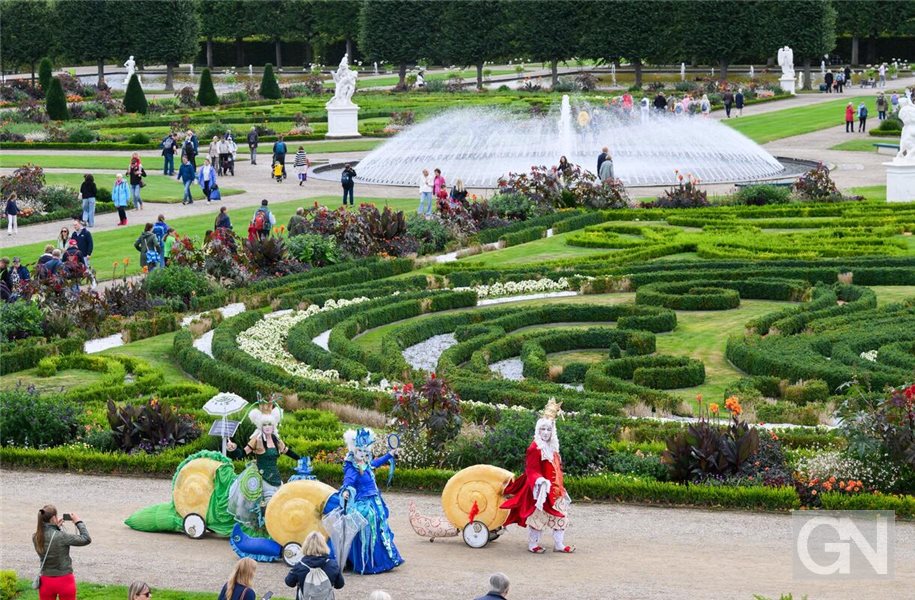 Die Künstlergruppe Art Tremondo läuft durch den Großen Garten. Mit einem großen Sommerfest wird der 350. Geburtstag des Großen Gartens der Herrenhäuser Gärten gefeiert. Foto: Julian Stratenschulte/dpa