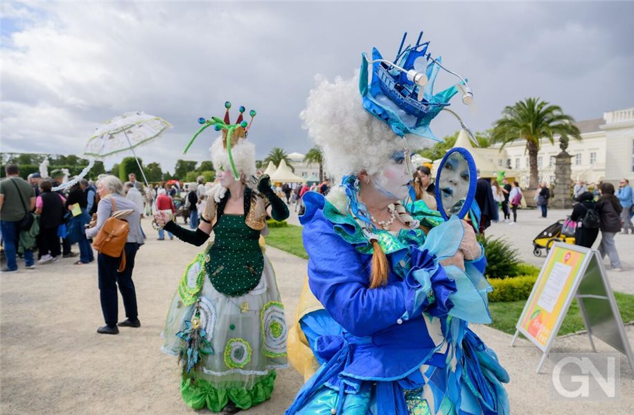 Die Künstlergruppe Art Tremondo läuft durch den Großen Garten. Mit einem großen Sommerfest wird der 350. Geburtstag des Großen Gartens der Herrenhäuser Gärten gefeiert. Foto: Julian Stratenschulte/dpa