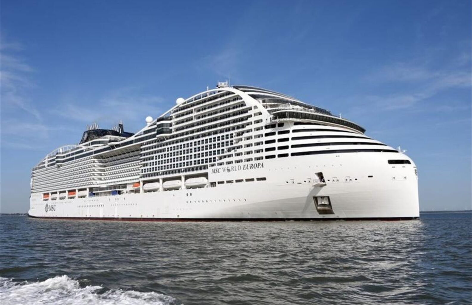 „MSC World Europa“ erreicht Neapel aus eigener Kraft