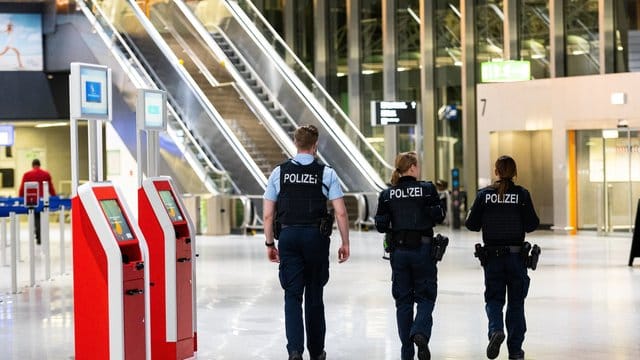 Die Polizei kontrolliert am Flughafen Frankfurt (Archivbild): Die Zahl der registrierten Straftaten an dem Flughafen ist 2019 leicht gestiegen.