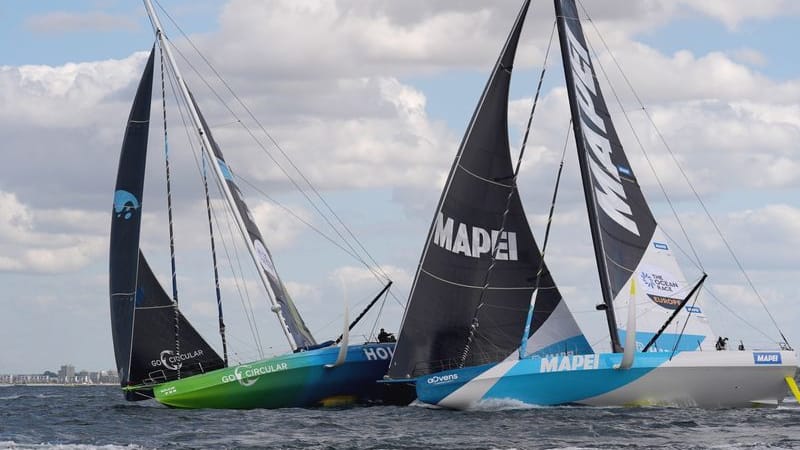 Die Rennyachten vom Team Holcim - PRB (l.) und vom Team Allagrande Mapei Racing kollidieren kurz nach dem Start auf der Kieler Förde.