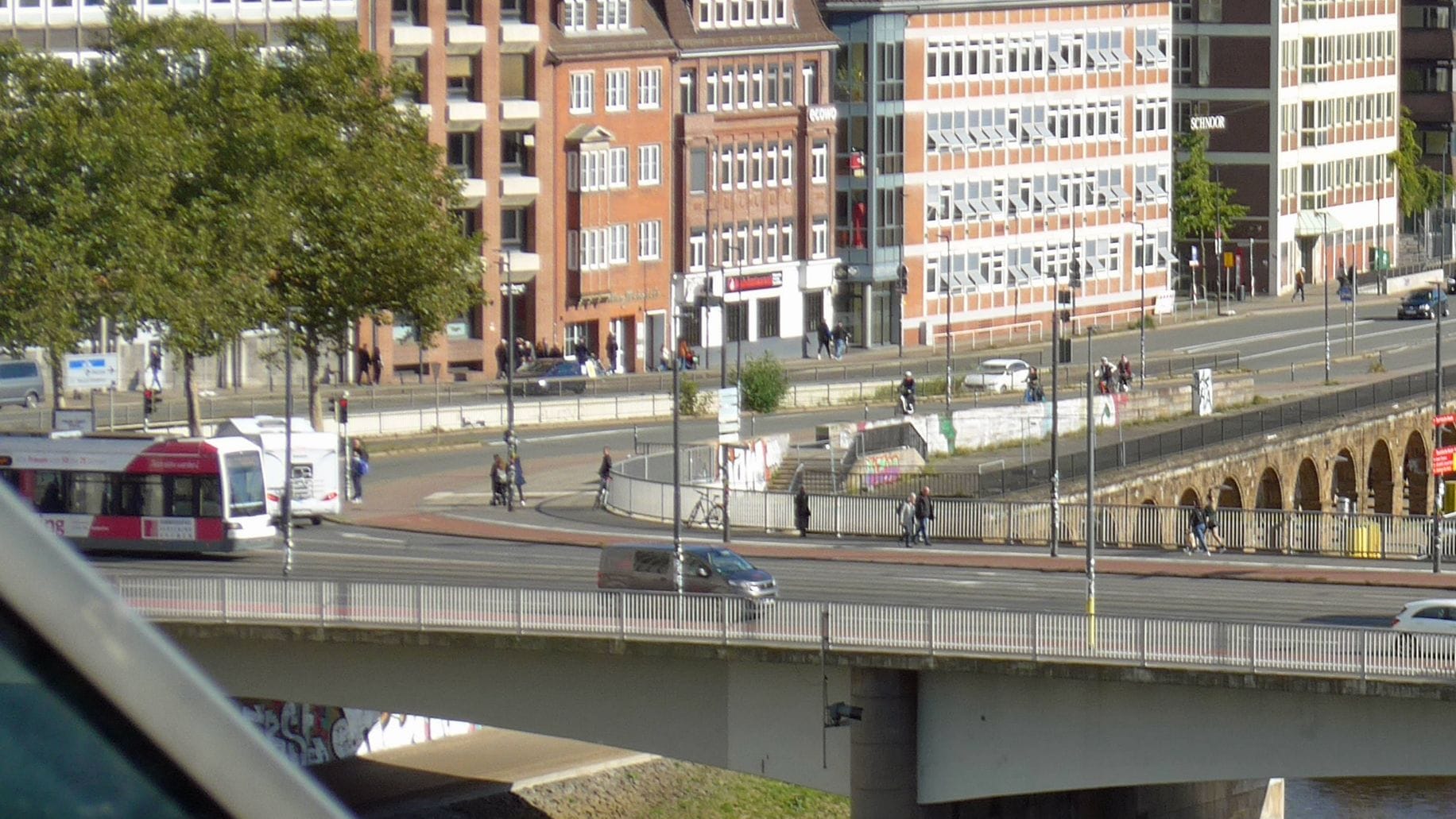 Die sanierungsbedürftige Wilhelm-Kaisen-Brücke in Bremen: Eine Sperrung hätte weitreichende Konsequenzen.