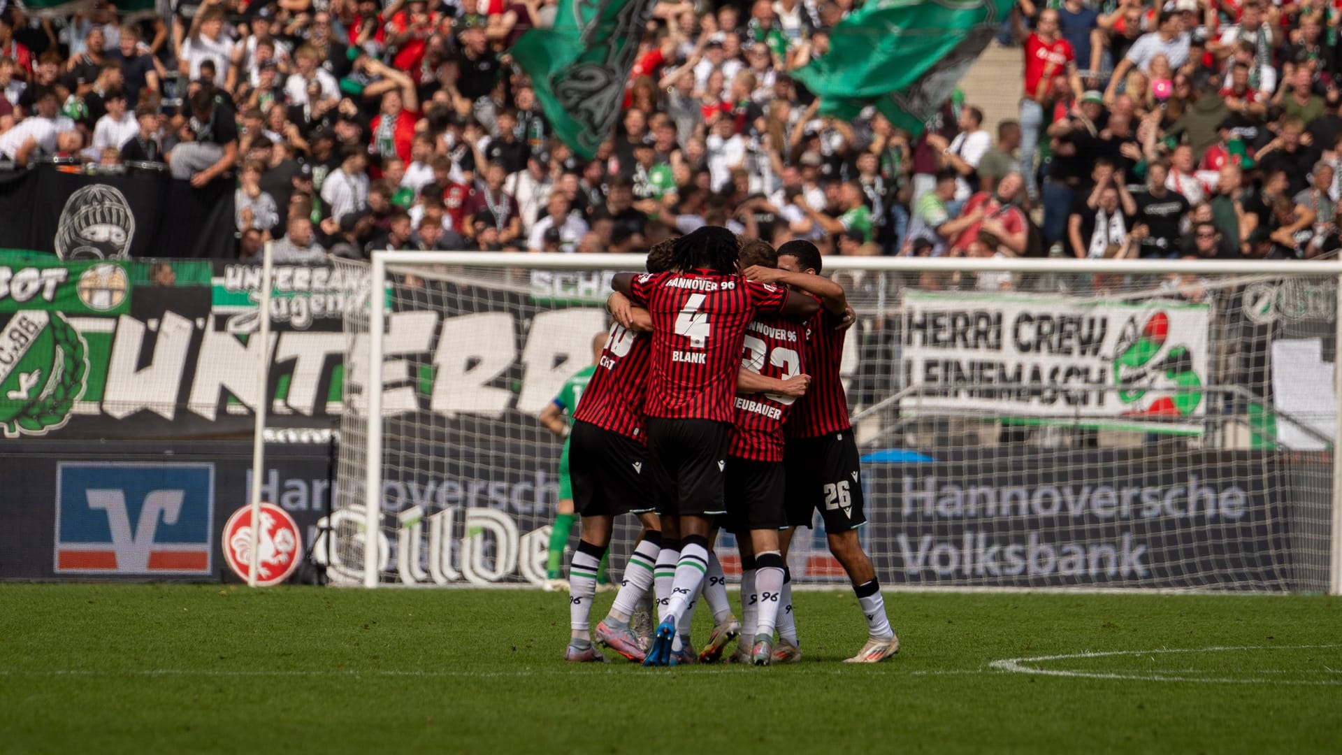 Die Spieler von Hannover 96 jubeln: Der Wünschewagen Niedersachsen hat einen Traum erfüllt.