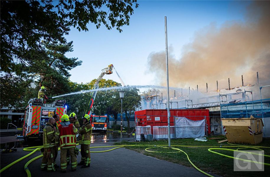 Die Turnhalle brannte bis auf ihre Grundmauern nieder. Foto: Moritz Frankenberg/dpa