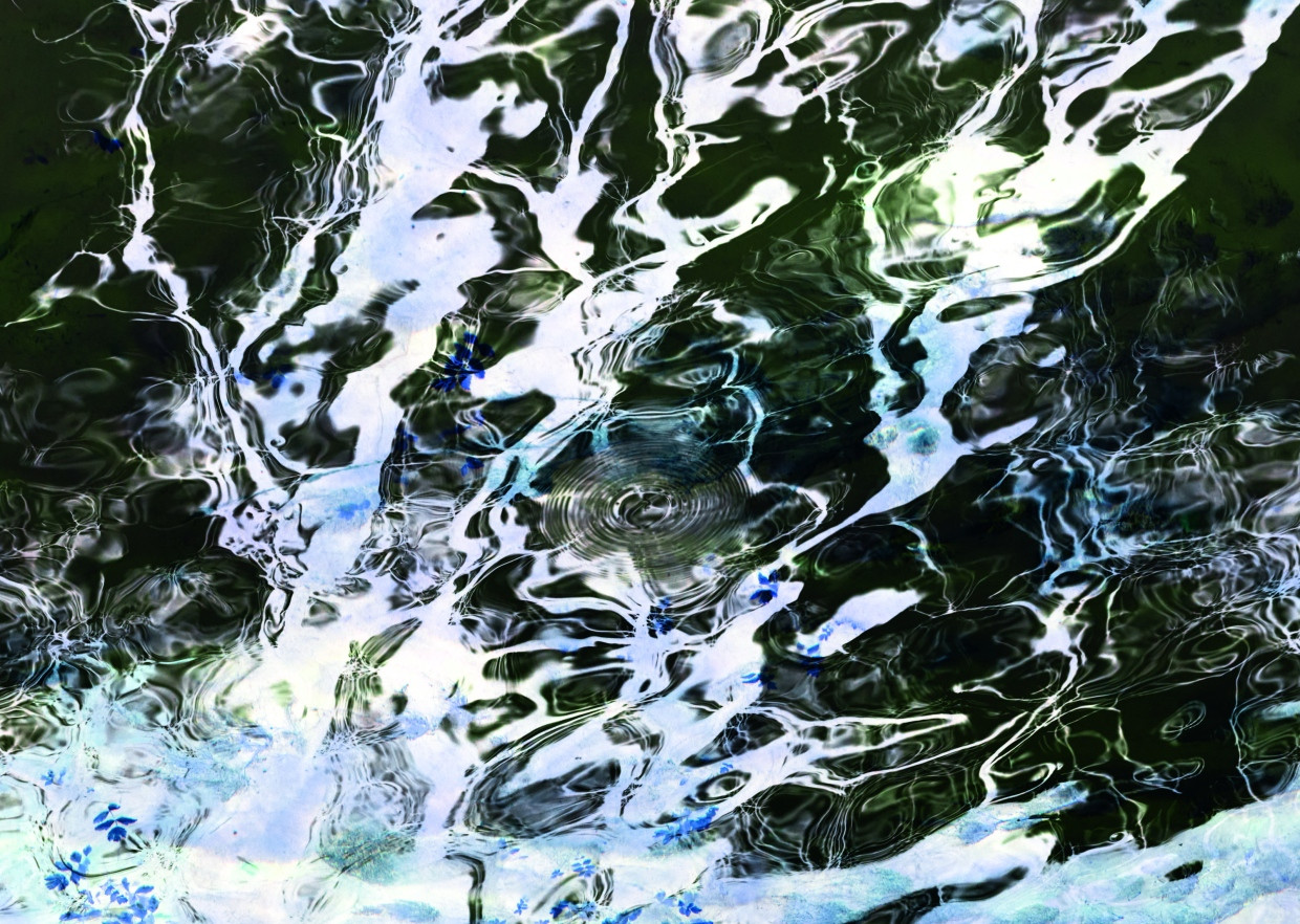 Die Wasseroberfläche als Abstraktion: Axel Hüttes Fotografie „Blaubeuren 2“ bei der Galerie Nikolaus Ruzicska