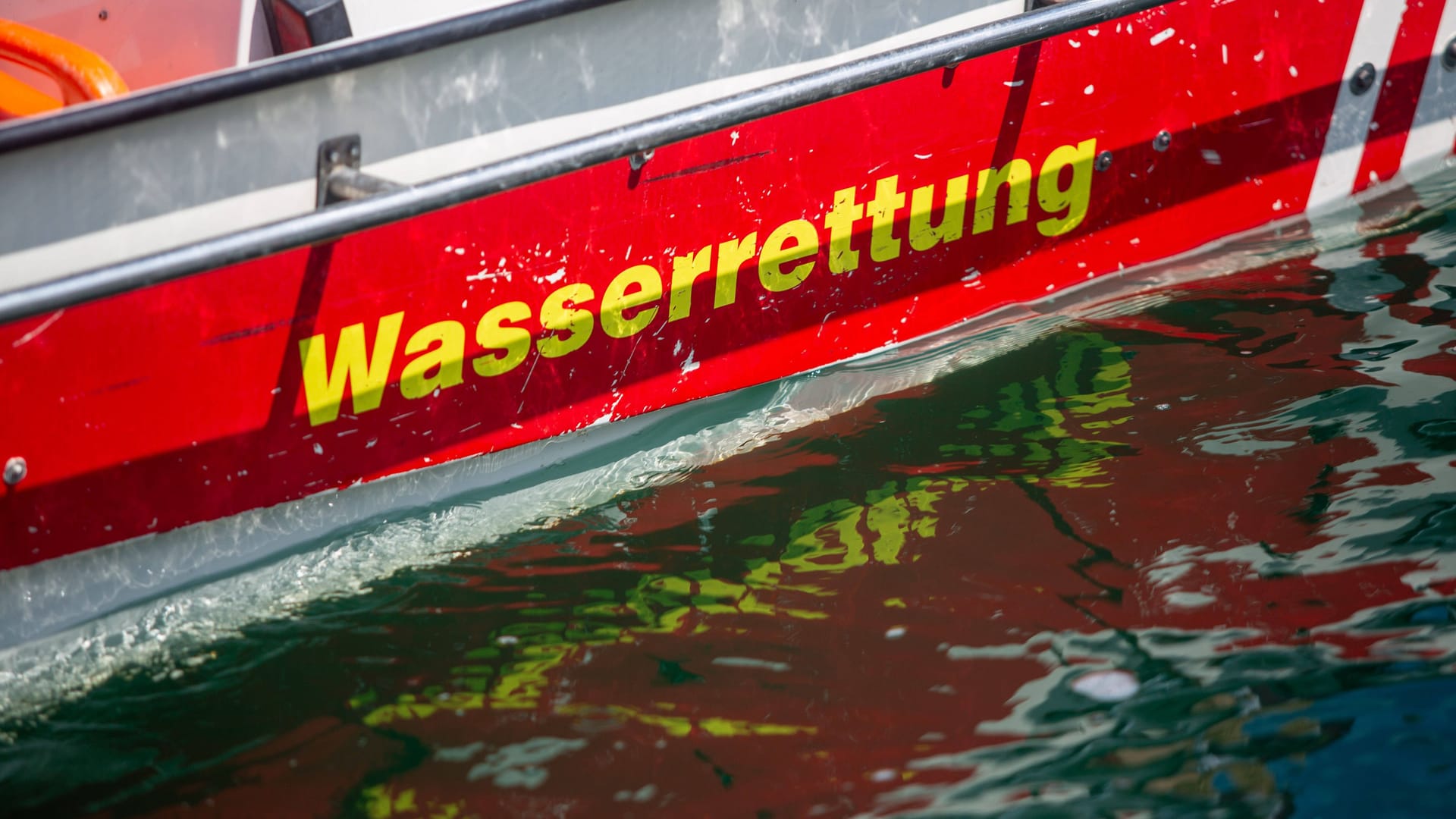 Die Wasserrettung in Köln im Einsatz (Archivbild): Die Kölner Feuerwehr hat erfolglos nach einer Person gesucht, die offenbar in den Rhein gegangen ist.