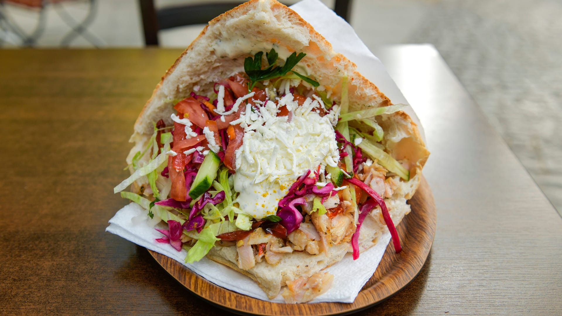 Döner auf einem Tisch (Symbolfoto): Ein Bremer Dönerladen fiel bei einer Kontrolle mit Missständen auf.