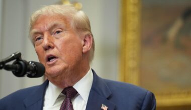 US-Präsident Donald Trump spricht bei einer Executive-Order-Zeremonie im Weißen Haus in Washington in ein Mikrofon.