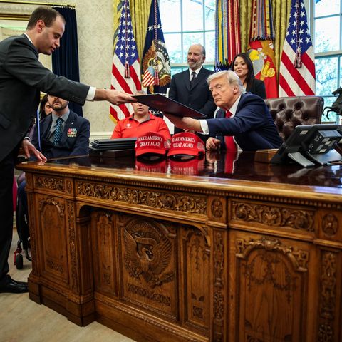 Der berühmte Resolute Desk im Weißen Haus, an dem Donald Trump seine Dekrete unterschreibt, war ein Geschenk von Queen Victoria