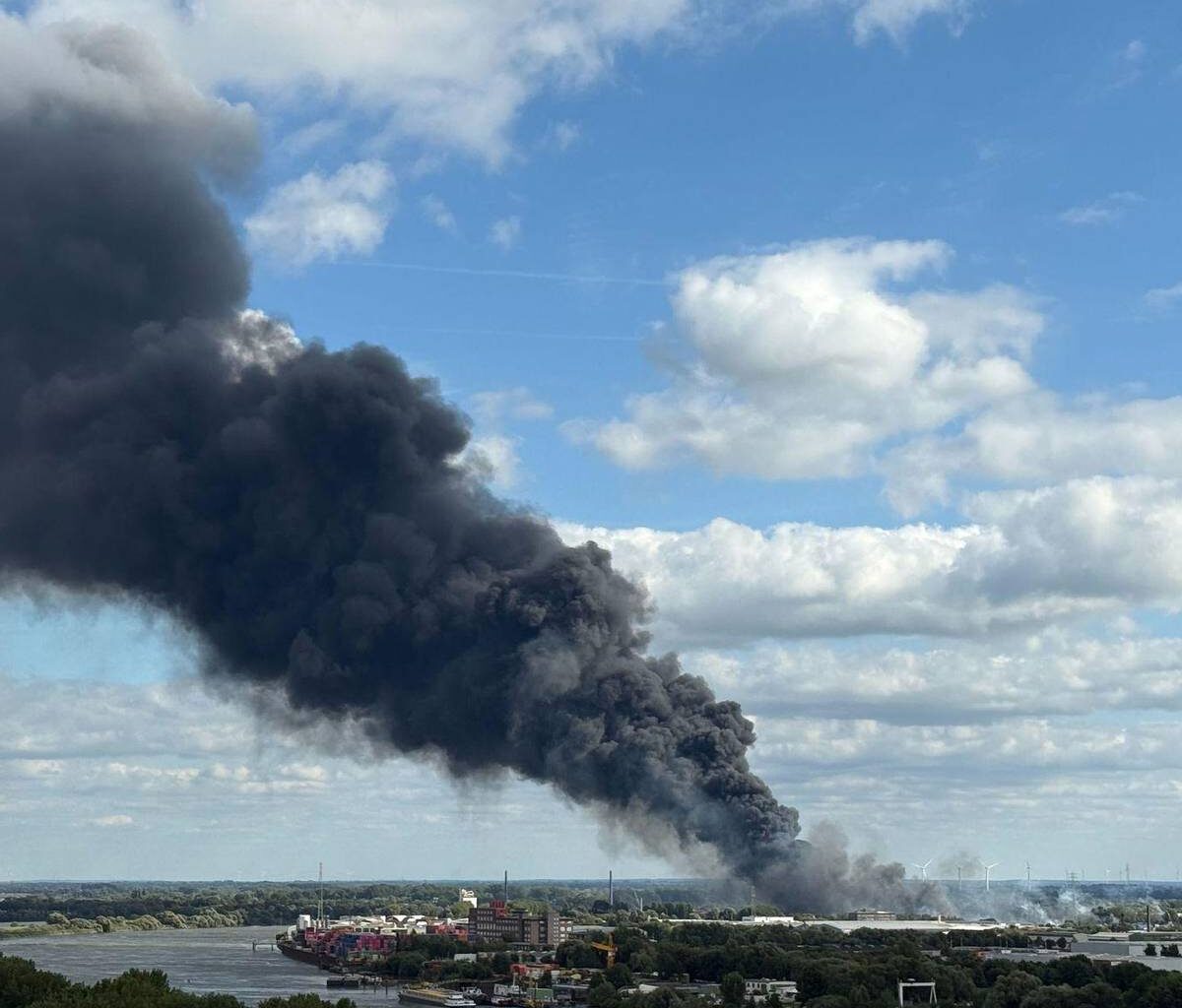 Feuer im Hamburger Hafen - Autobahn A1 gesperrt