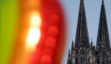 Die Türme des Kölner Doms, im Vordergrund ein regenbogenfarbener Ballon