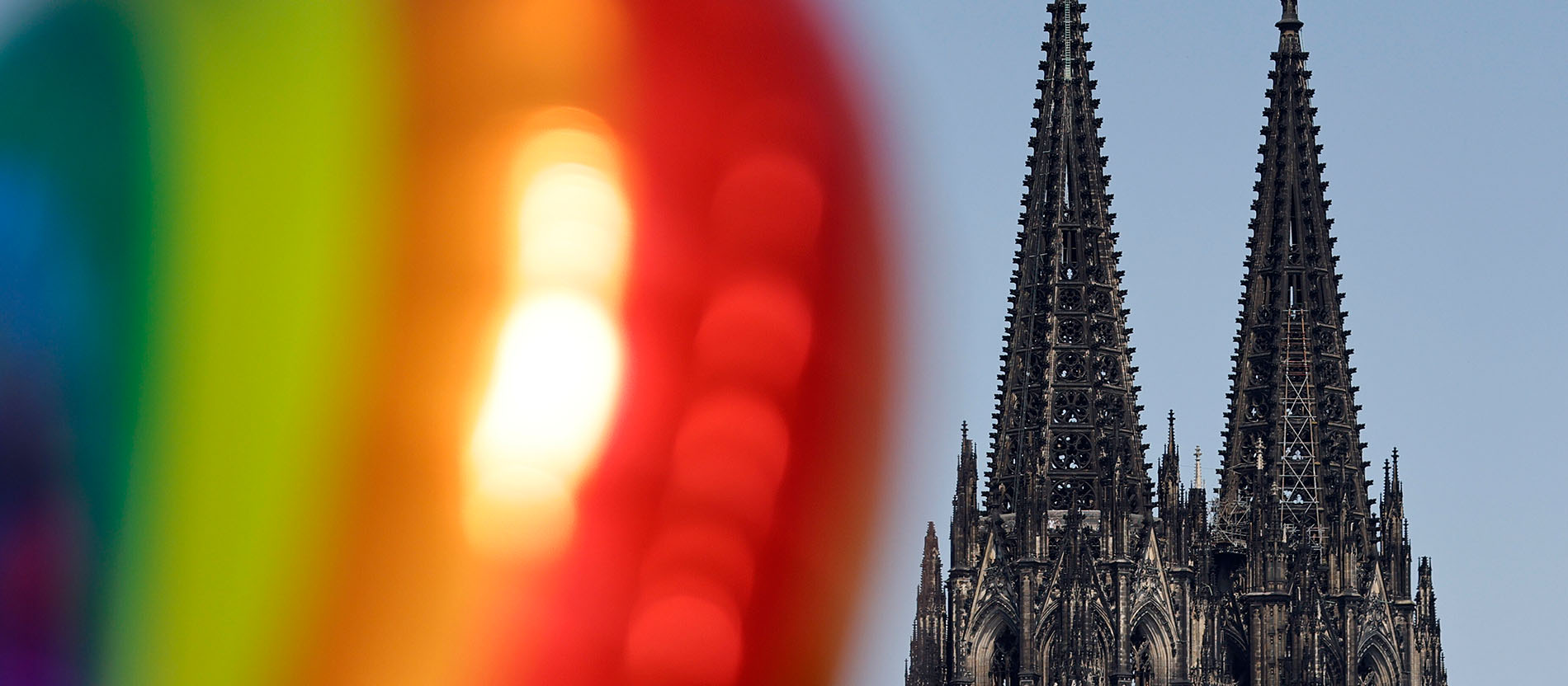 Die Türme des Kölner Doms, im Vordergrund ein regenbogenfarbener Ballon