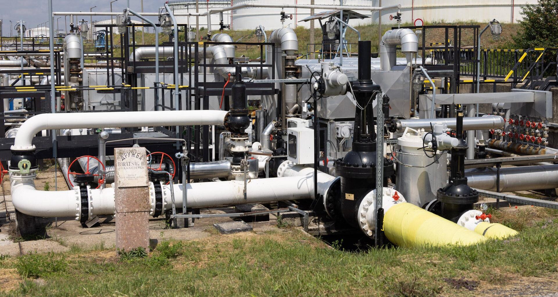 Das Foto zeigt einen Eintrittspunkt der Druschba-Pipeline in Ungarn bei der Donauraffinerie in Szazhalombatta.