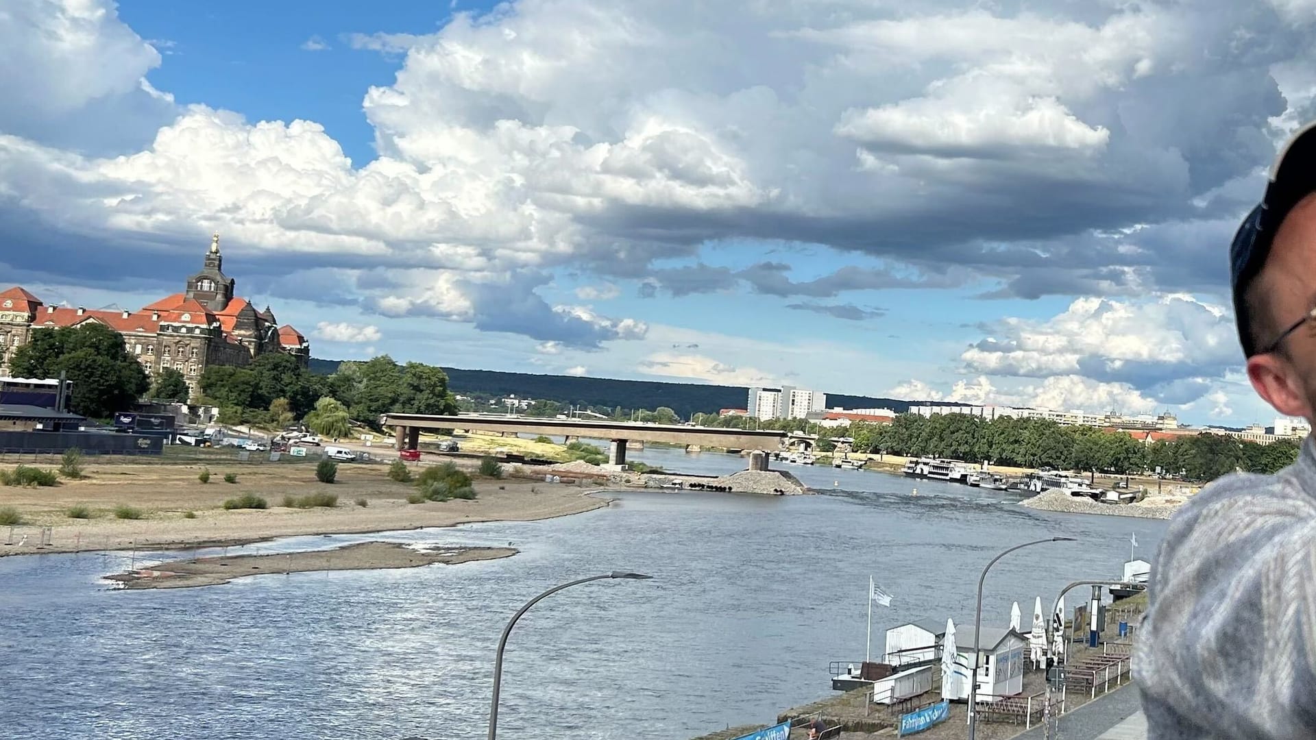 Dummer Touri an Carolabrücke (Archivbild): Die Arbeiten zum Neubau der Carolabrücke sollen 2028 beginnen.