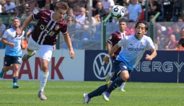 John Liebelt (BFC Dynamo / links) kommt vor Koji Miyoshi (VfL Bochum) zum Kopfball