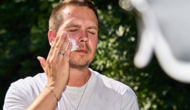 Getönte Sonnencreme kann etwas, was herkömmlicher Sonnenschutz leistet