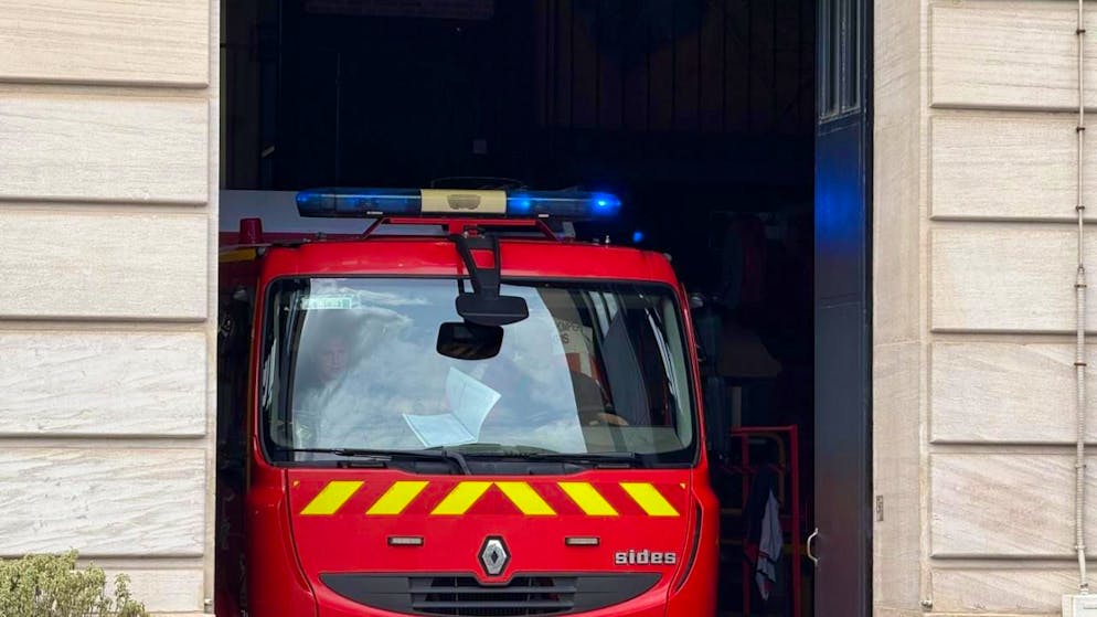 ARCHIV - Ein französischer Feuerwehrwagen fährt mit Blaulicht aus einer Wache. In der nordfranzösischen Großstadt Amiens ist ein ausgedientes Hotel im Stadtzentrum unvermittelt eingestürzt. Foto: Rachel Boßmeyer/dpa