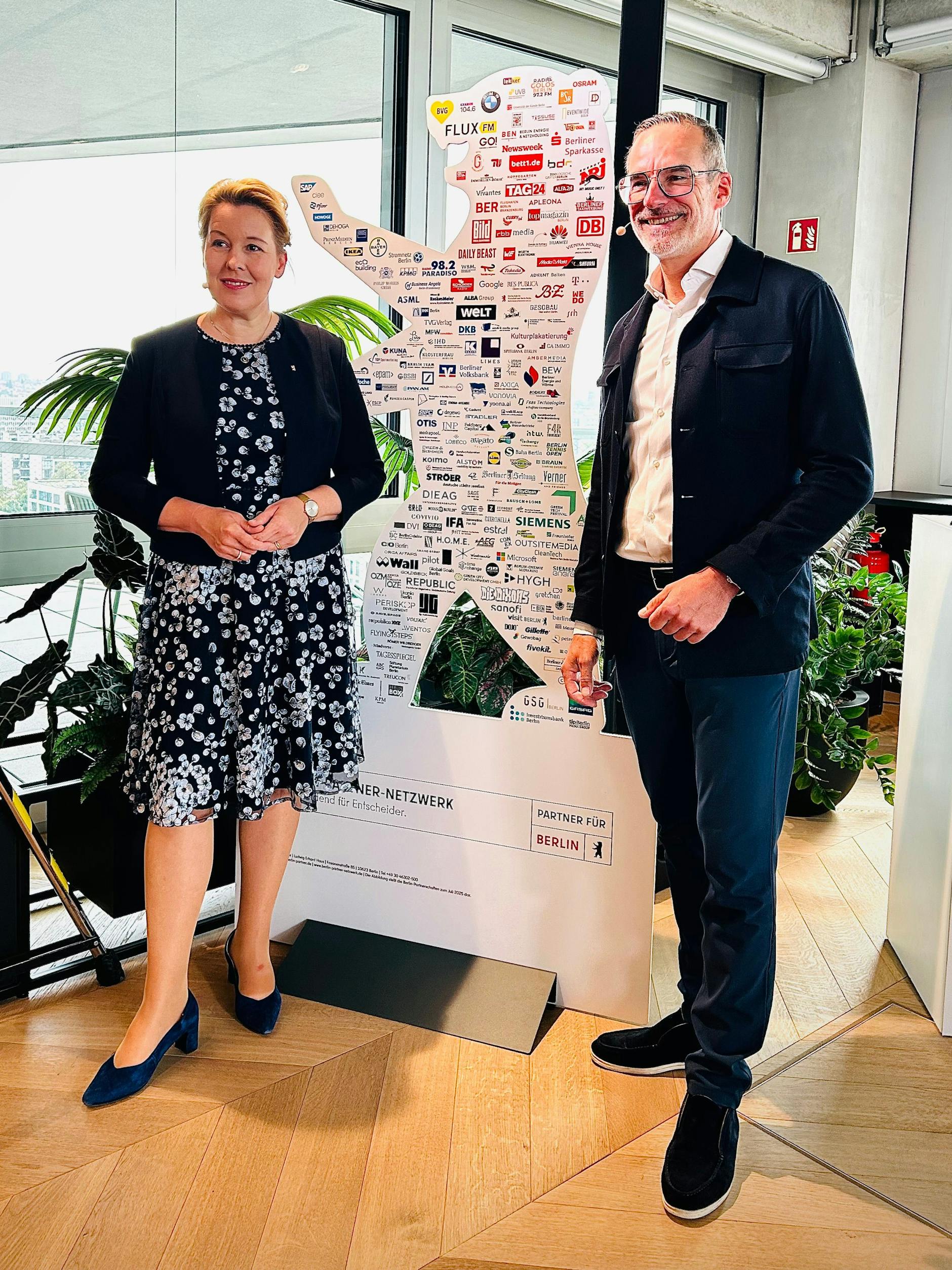 Wirtschaftssenatorin Franziska Giffey (SPD) und Stefan Franzke, Chef des landeseigenen Wirtschaftsförderers Berlin Partner, bei der Vorstellung der Halbjahresbilanz am Mittwoch bei SAP in Berlin