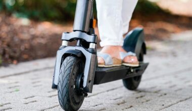 Betrunkene E-Scooter-Fahrerin (25) kracht in Augsburg gegen geparktes Auto und stürzt