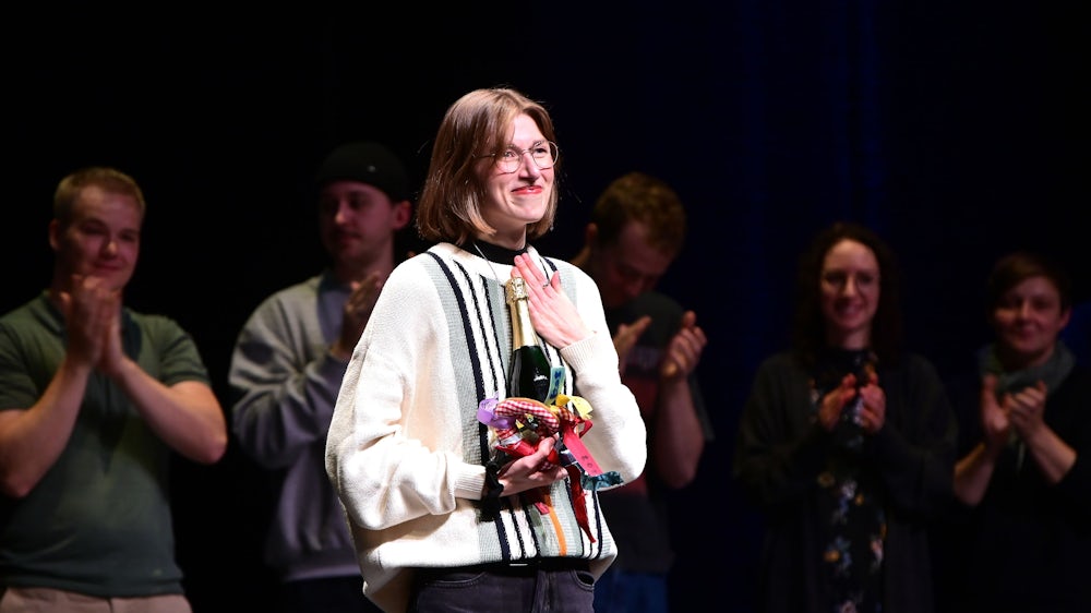 „Es macht nichts mit meiner Kunst, wenn ich einen Poetry-Slam nicht gewinne“, sagt Sina Bahr. Im November 2024 allerdings war sie die Siegerin bei der Münchner Stadtmeisterschaft im Poetry Slam im Volkstheater.