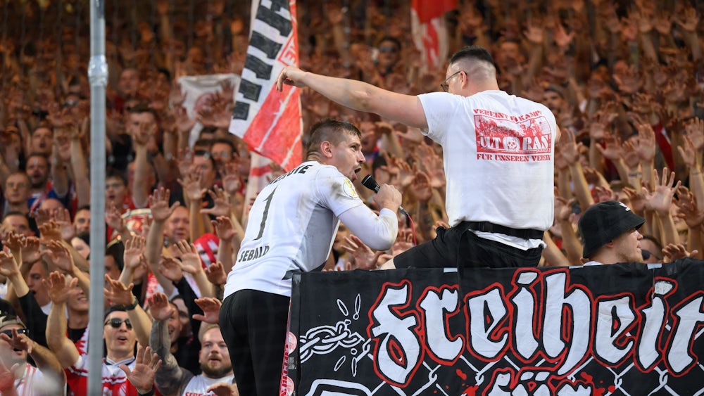 Ließ sich vor den Fans feiern: Pokalheld Alexander Sebald.