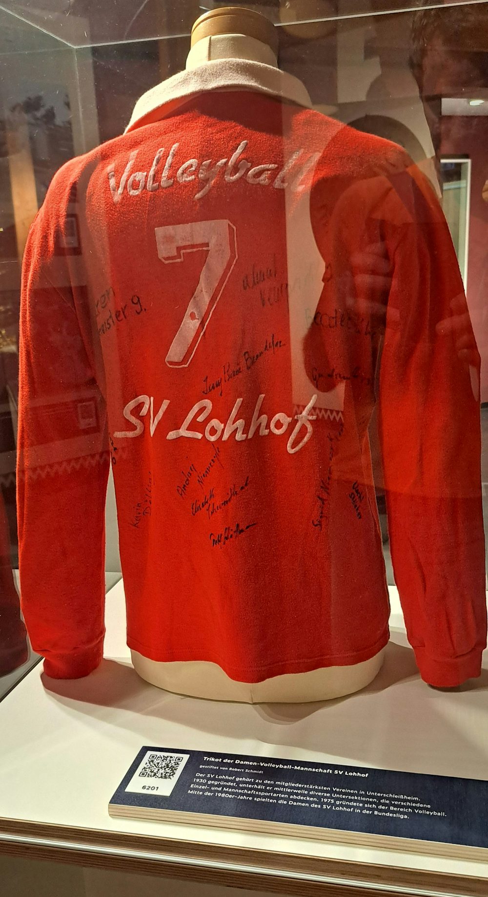 Ein Trikot der Volleyball-Damen des  SV Lohhof  aus den Achtzigerjahren, mit Unterschriften der Spielerinnen.