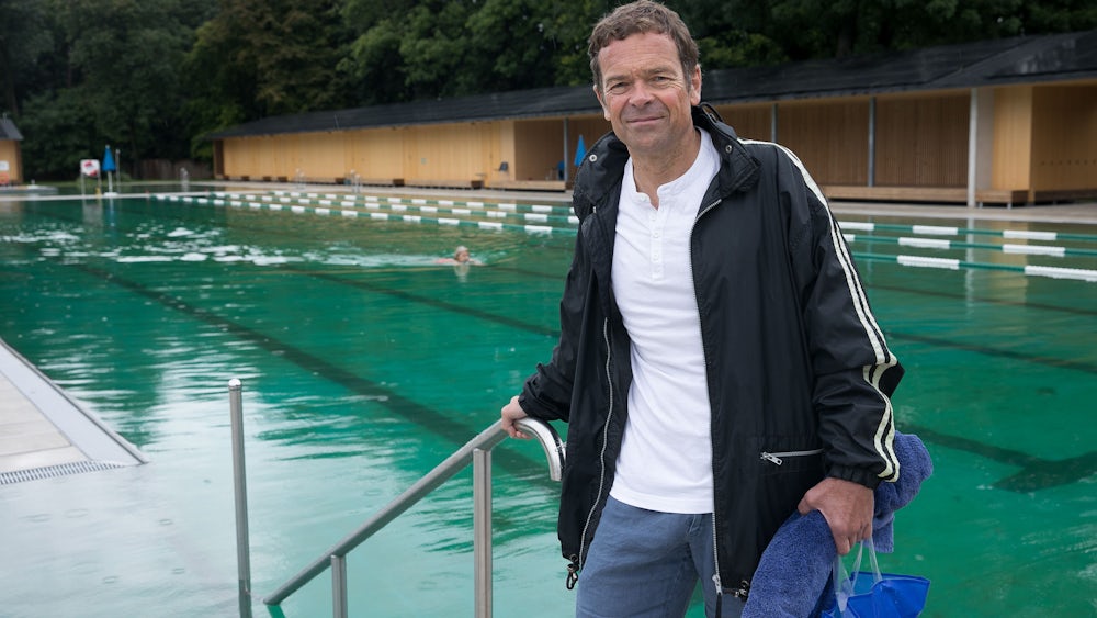 Thomas Faßbender genießt die Ruhe an Schlechtwettertagen im dann leeren Becken im Naturbad Georgenschwaige.