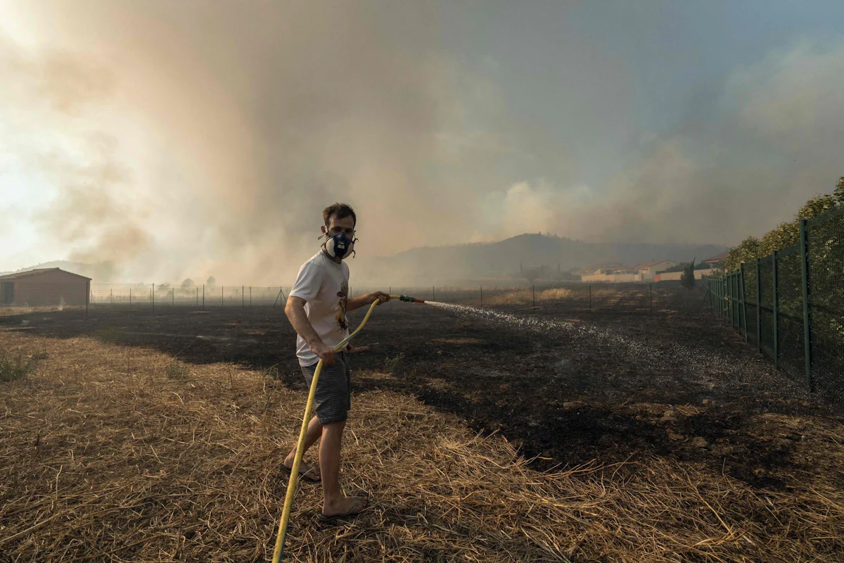 Feuer - Großer Vegetationsbrand wütet in Südfrankreich - Panorama