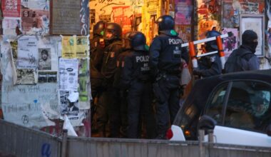 Berlin: Razzia mit 700 Beamten in besetztem Haus in Rigaer Straße 94 | Regional