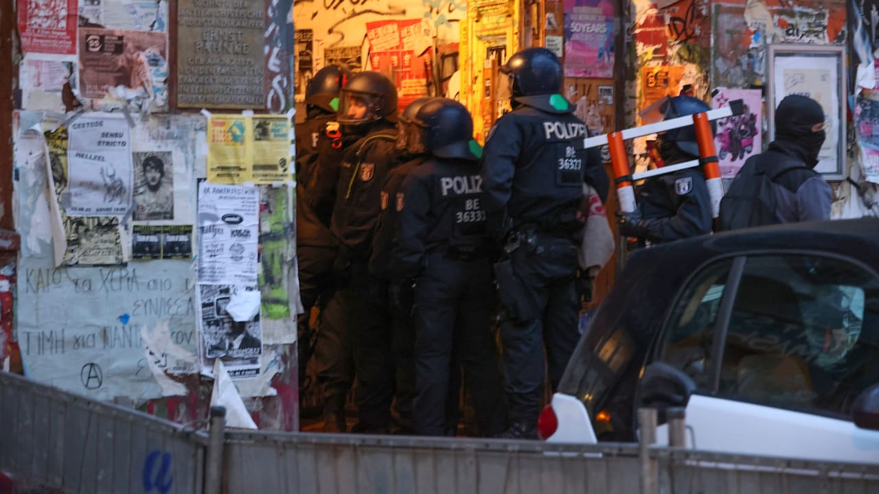 Berlin: Razzia mit 700 Beamten in besetztem Haus in Rigaer Straße 94 | Regional